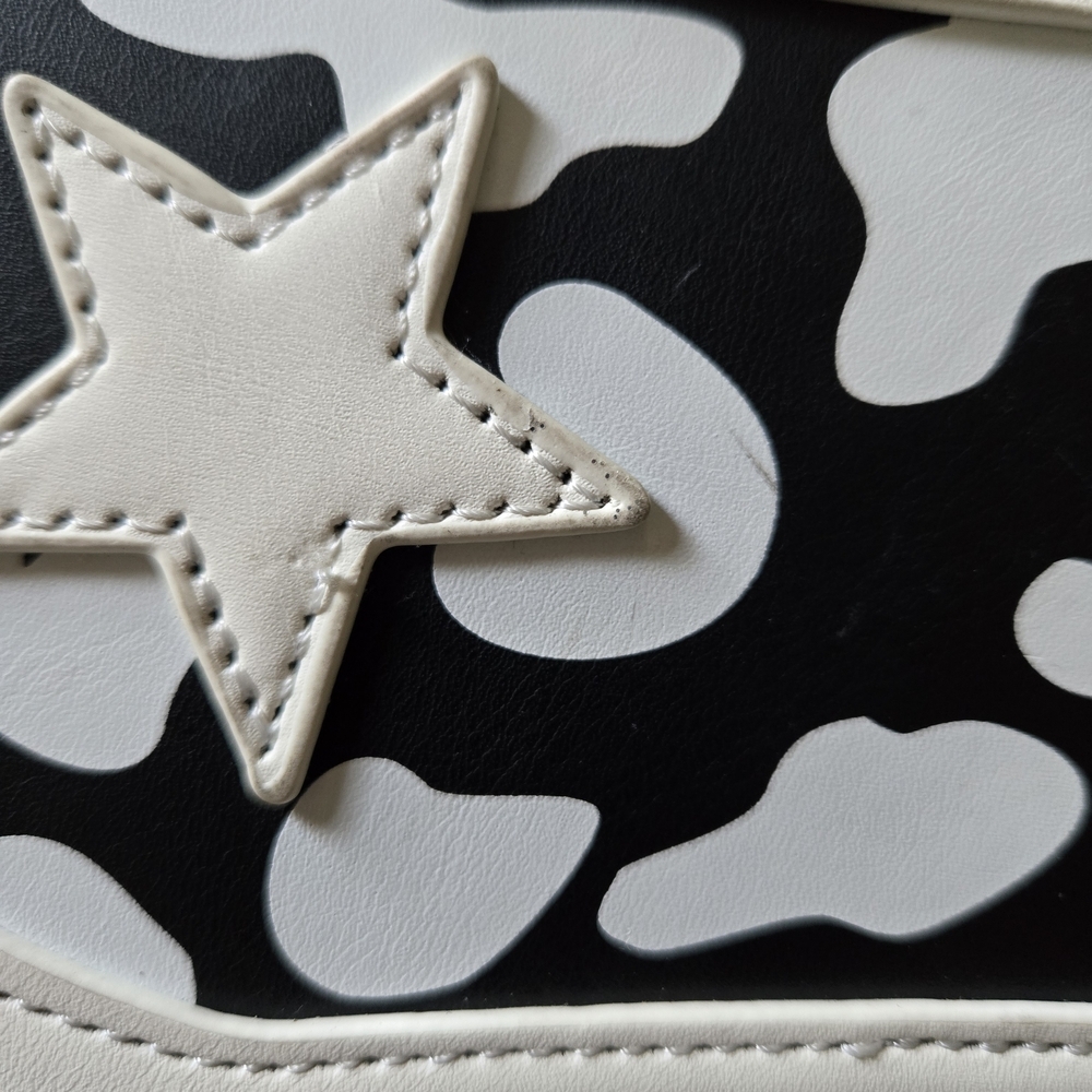 Black and White Cowboy Hat Shoulder Bag with Star Accent - Picture 6 of 6